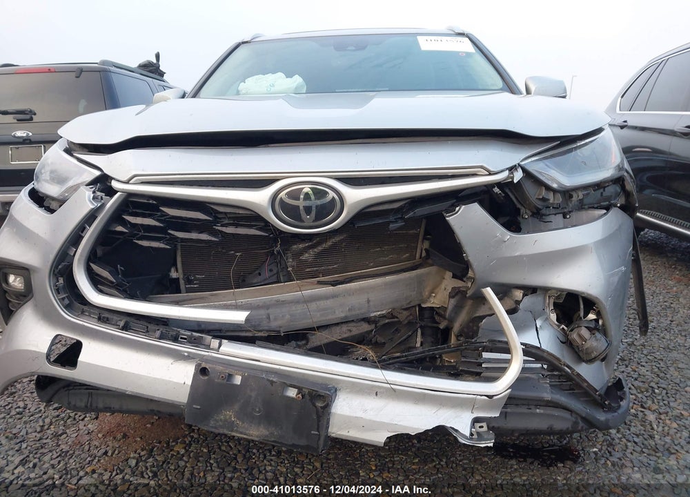 2022 TOYOTA HIGHLANDER XLE VIN: 5TDHZRBH1NS180223