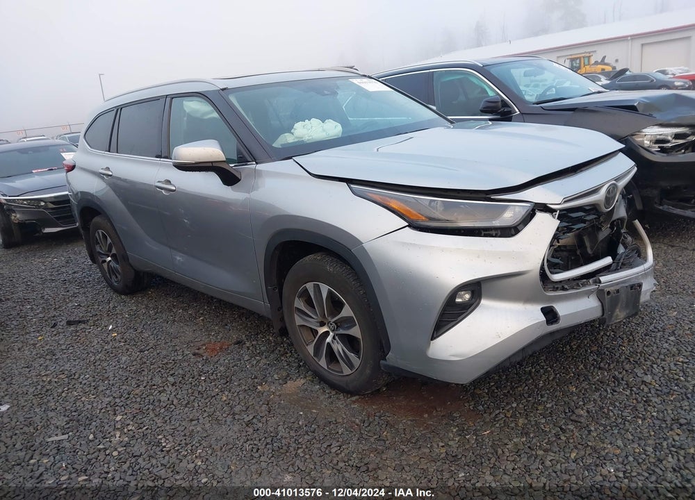2022 TOYOTA HIGHLANDER XLE VIN: 5TDHZRBH1NS180223
