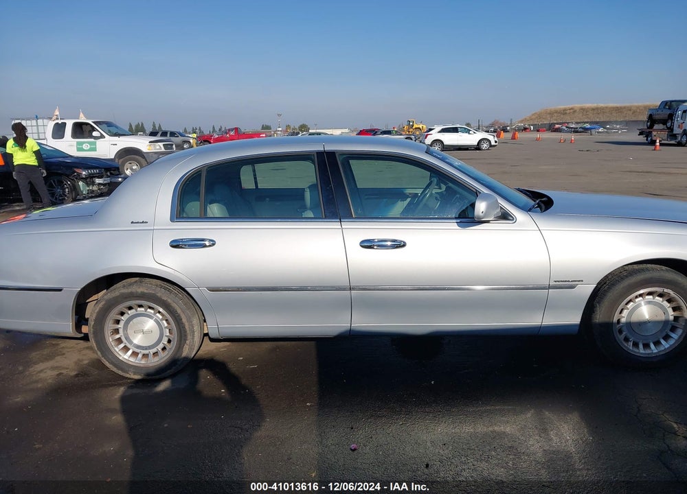 2001 LINCOLN TOWN CAR EXECUTIVE VIN: 1LNHM81W71Y717065