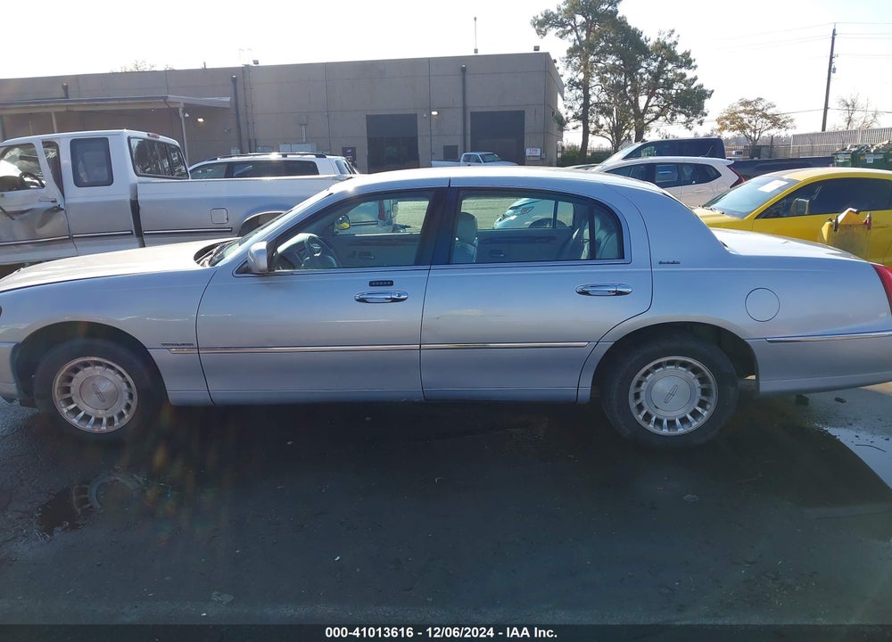 2001 LINCOLN TOWN CAR EXECUTIVE VIN: 1LNHM81W71Y717065