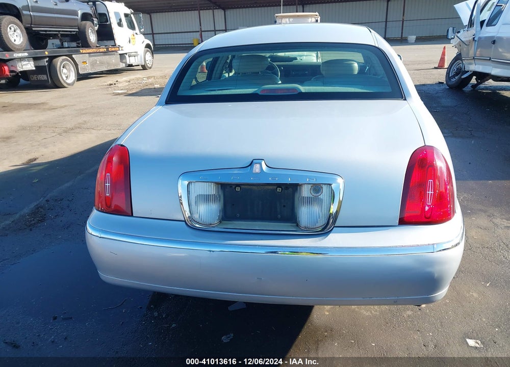 2001 LINCOLN TOWN CAR EXECUTIVE VIN: 1LNHM81W71Y717065