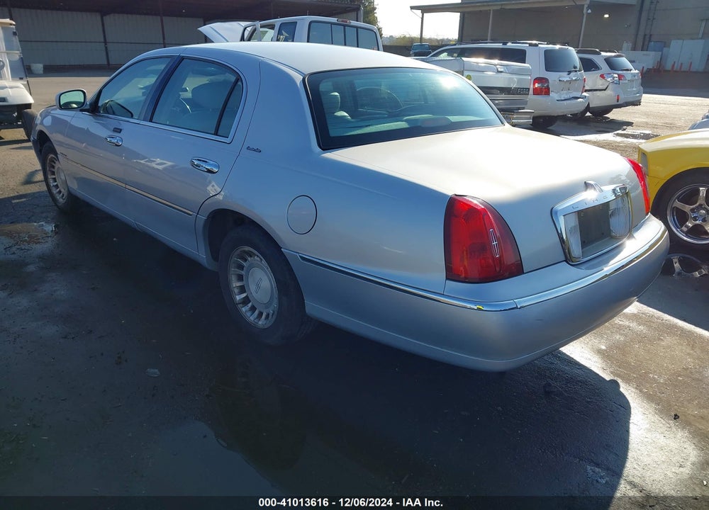 2001 LINCOLN TOWN CAR EXECUTIVE VIN: 1LNHM81W71Y717065