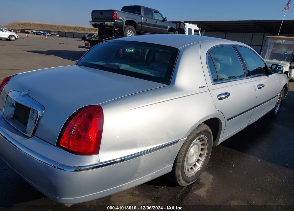 2001 LINCOLN TOWN CAR EXECUTIVE VIN: 1LNHM81W71Y717065