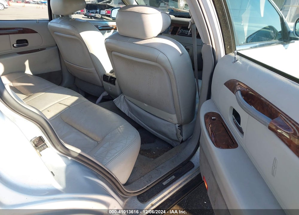 2001 LINCOLN TOWN CAR EXECUTIVE VIN: 1LNHM81W71Y717065