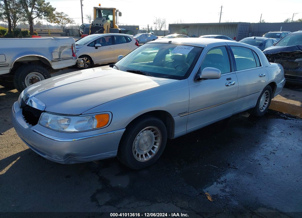 2001 LINCOLN TOWN CAR EXECUTIVE VIN: 1LNHM81W71Y717065