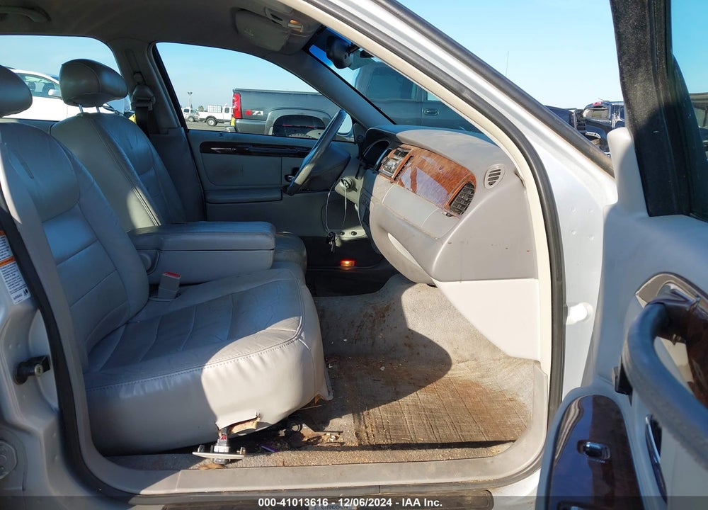 2001 LINCOLN TOWN CAR EXECUTIVE VIN: 1LNHM81W71Y717065