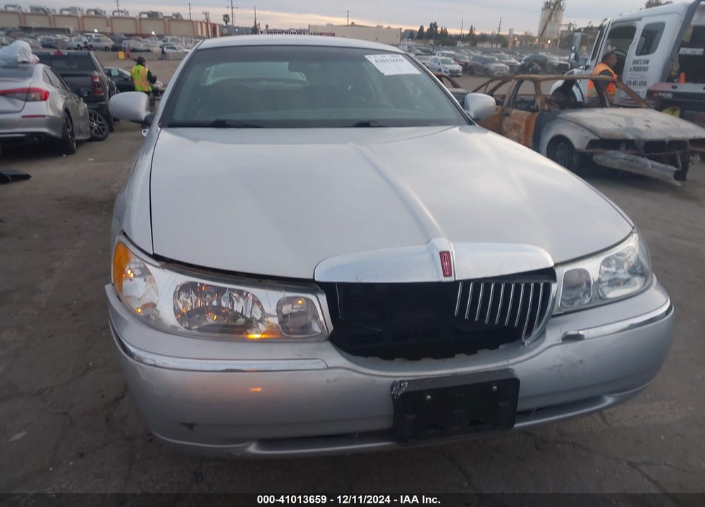 2002 LINCOLN TOWN CAR SIGNATURE VIN: 1LNHM82W52Y661319