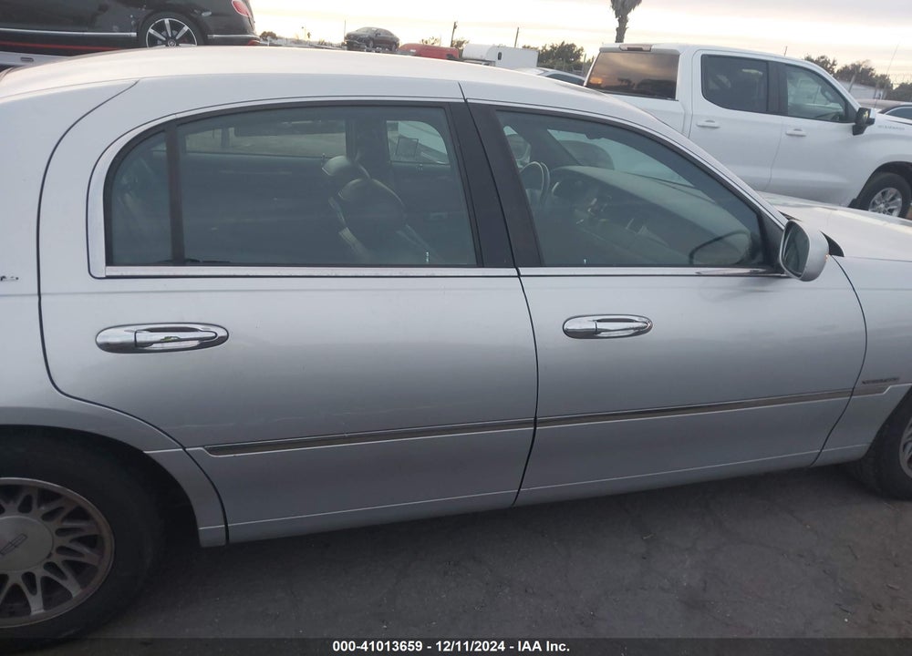 2002 LINCOLN TOWN CAR SIGNATURE VIN: 1LNHM82W52Y661319
