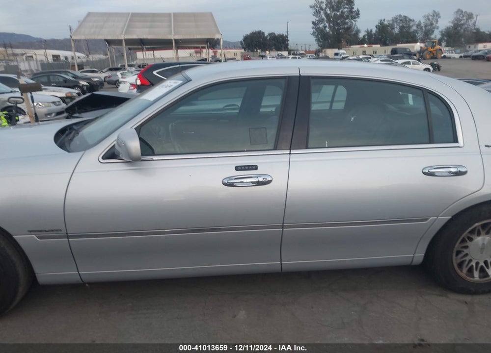 2002 LINCOLN TOWN CAR SIGNATURE VIN: 1LNHM82W52Y661319