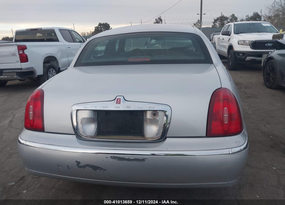2002 LINCOLN TOWN CAR SIGNATURE VIN: 1LNHM82W52Y661319