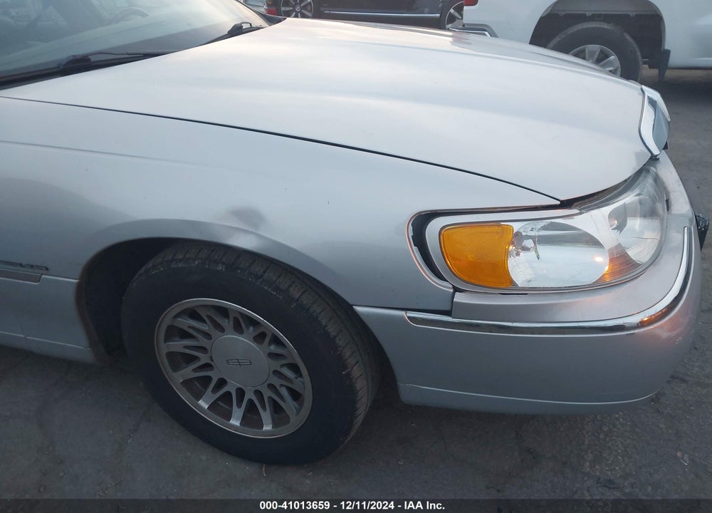 2002 LINCOLN TOWN CAR SIGNATURE VIN: 1LNHM82W52Y661319