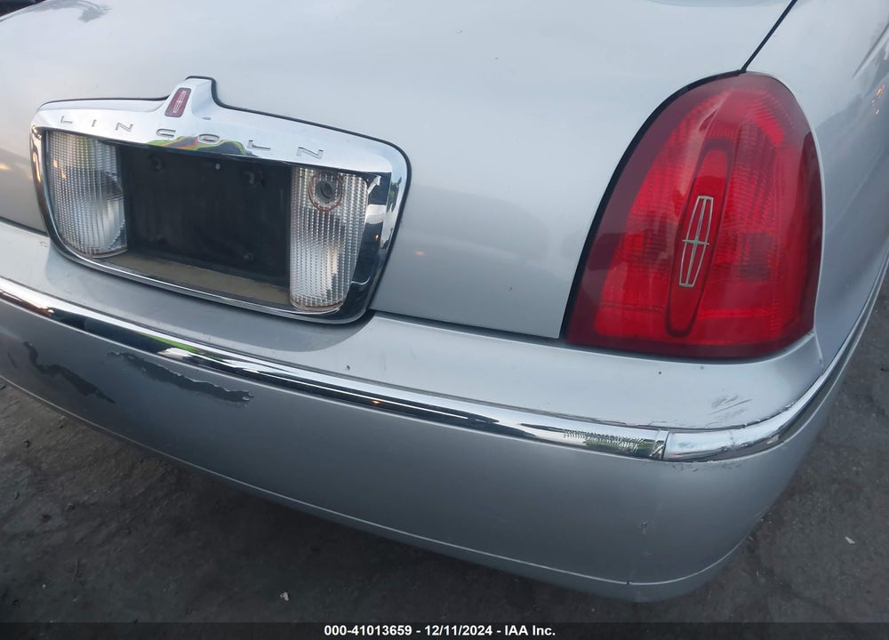 2002 LINCOLN TOWN CAR SIGNATURE VIN: 1LNHM82W52Y661319