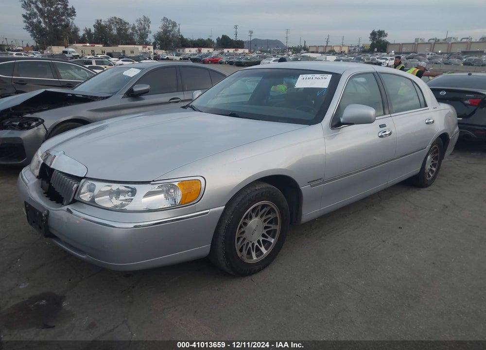 2002 LINCOLN TOWN CAR SIGNATURE VIN: 1LNHM82W52Y661319