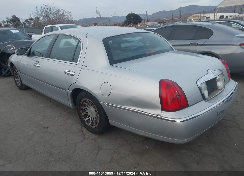 2002 LINCOLN TOWN CAR SIGNATURE VIN: 1LNHM82W52Y661319