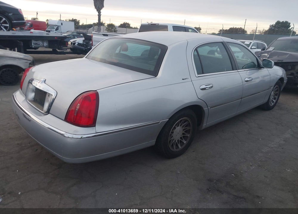 2002 LINCOLN TOWN CAR SIGNATURE VIN: 1LNHM82W52Y661319