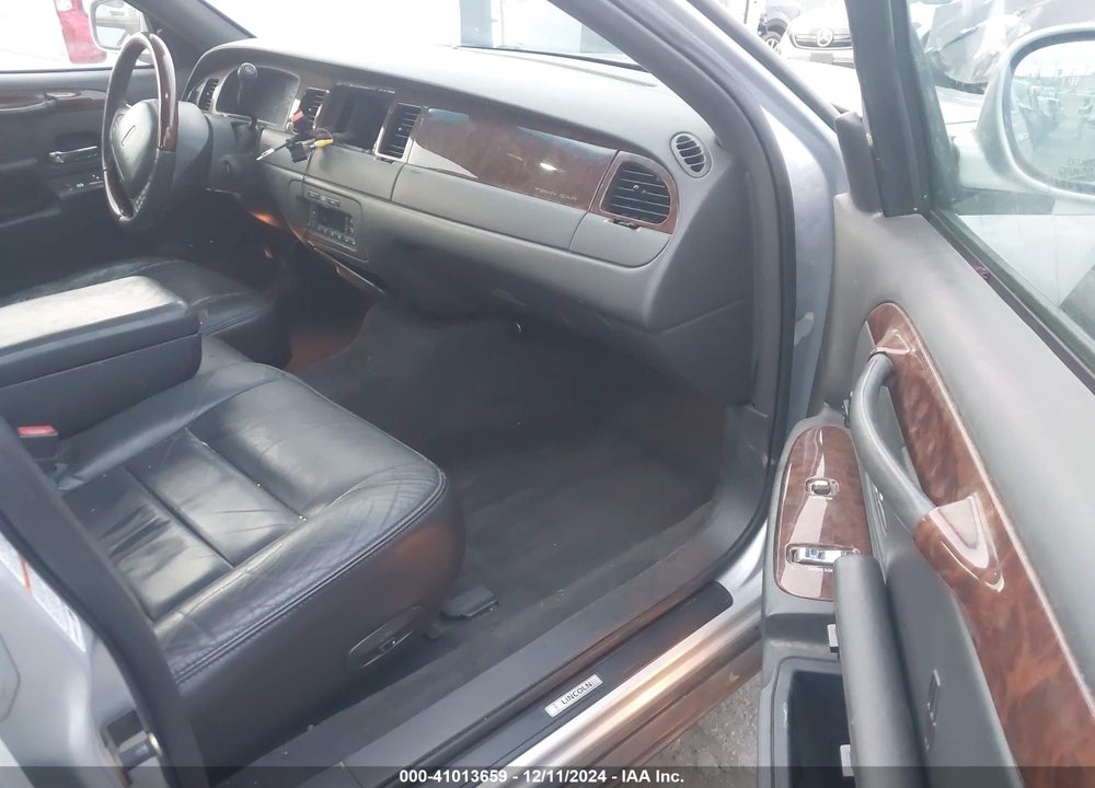 2002 LINCOLN TOWN CAR SIGNATURE VIN: 1LNHM82W52Y661319
