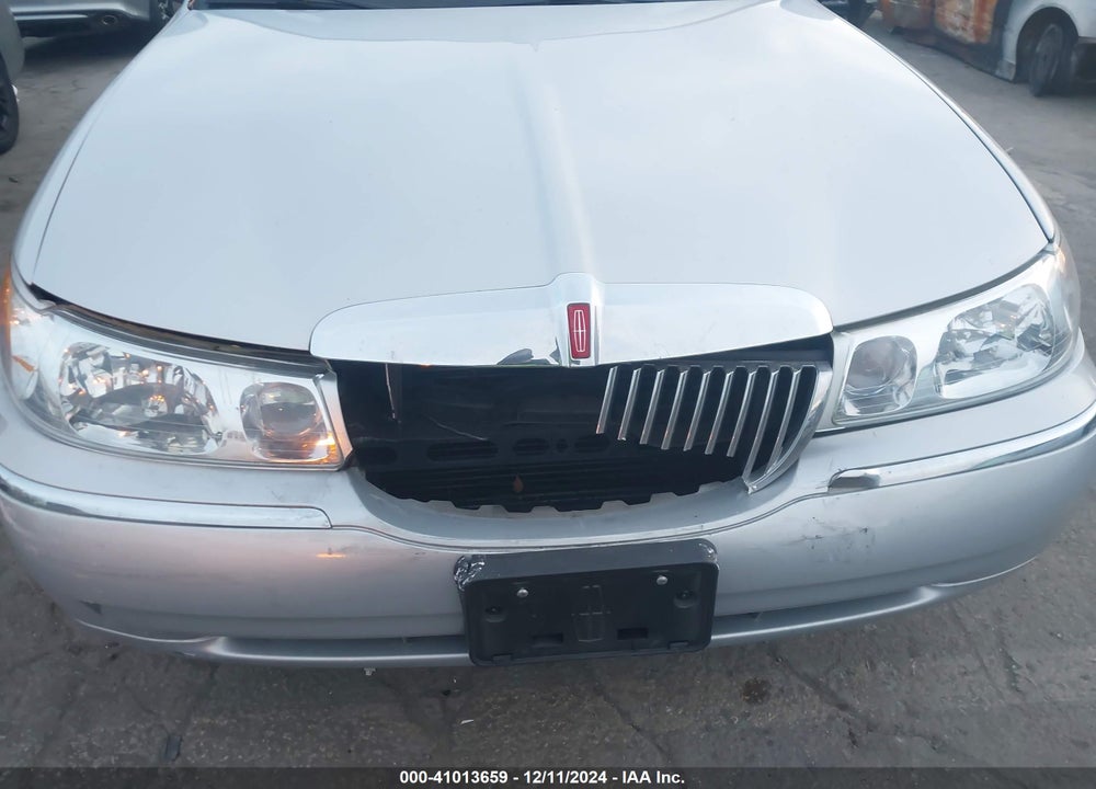 2002 LINCOLN TOWN CAR SIGNATURE VIN: 1LNHM82W52Y661319