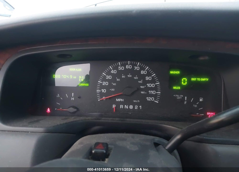 2002 LINCOLN TOWN CAR SIGNATURE VIN: 1LNHM82W52Y661319