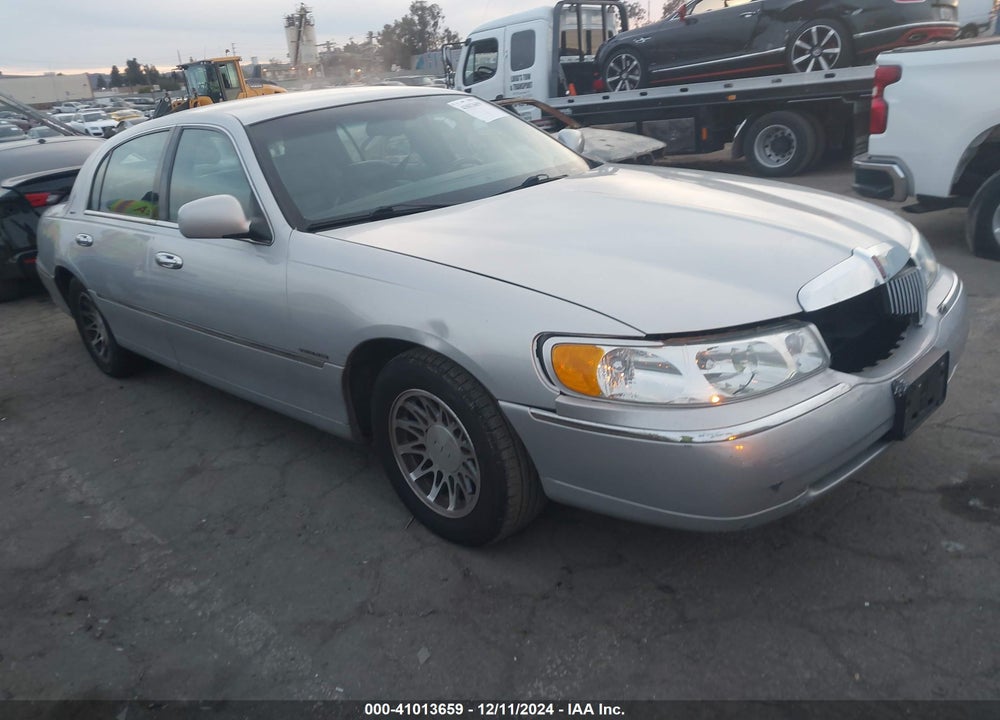 2002 LINCOLN TOWN CAR SIGNATURE VIN: 1LNHM82W52Y661319