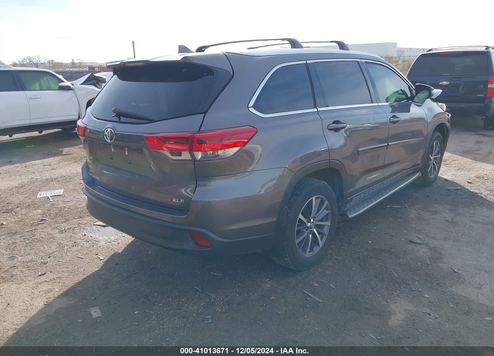 2017 TOYOTA HIGHLANDER XLE VIN: 5TDKZRFHXHS519906