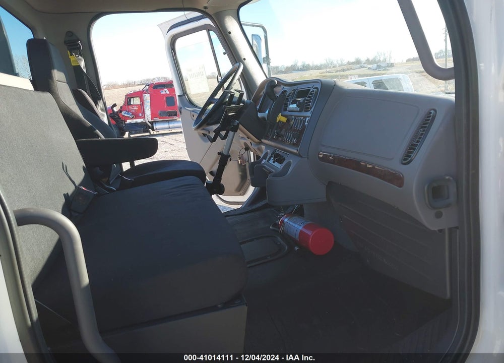 2022 FREIGHTLINER M2 106 VIN: 1FVACWFC7NHNK9135