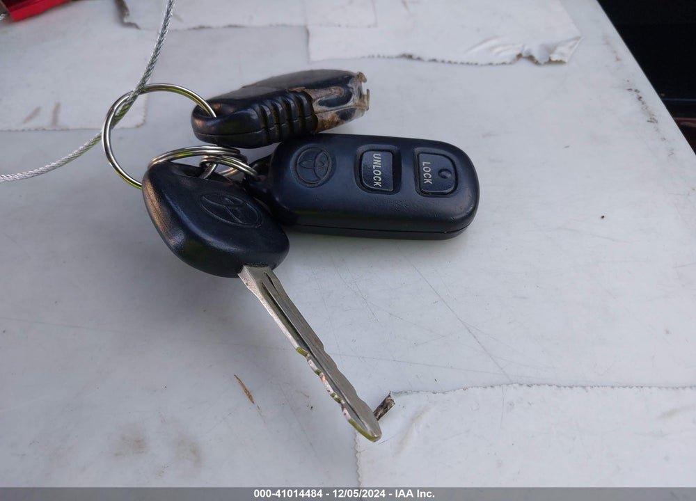 2005 TOYOTA COROLLA LE VIN: 1NXBR32E25Z545251