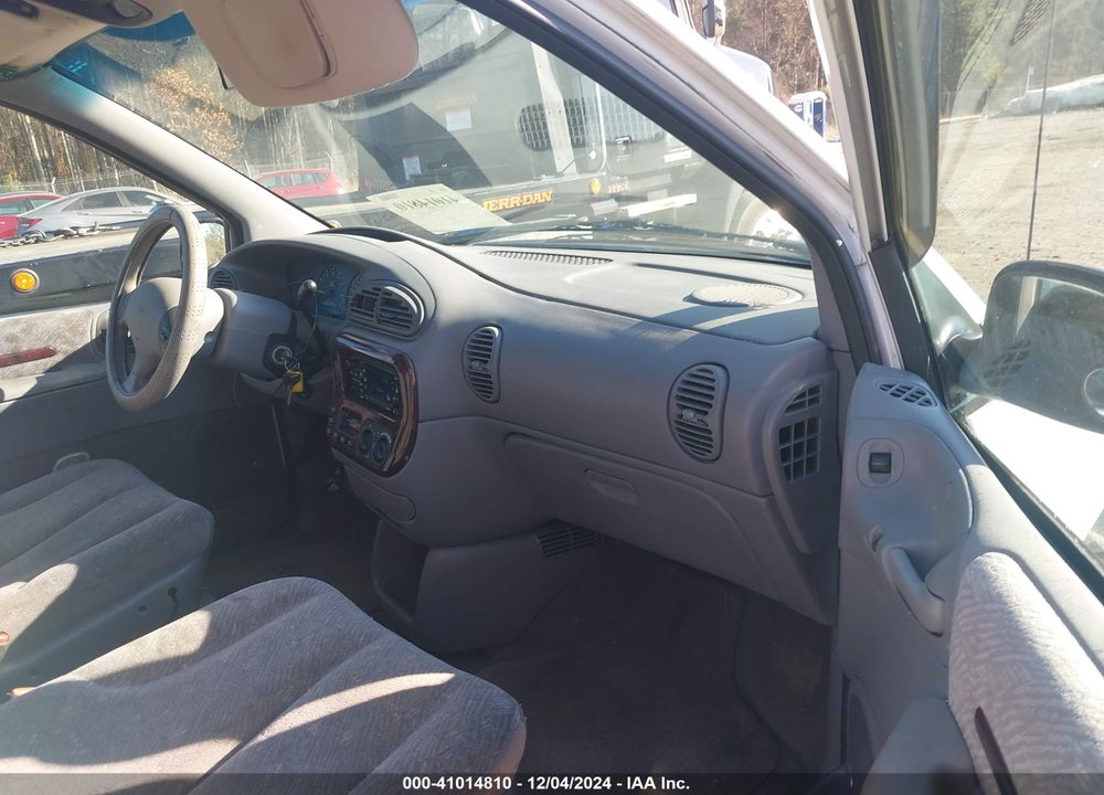 2000 CHRYSLER TOWN & COUNTRY LX VIN: 1C4GP44G9YB590823