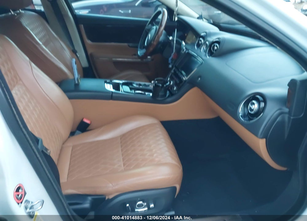2017 JAGUAR XJL VIN: SAJWJ2GD5H8W08395