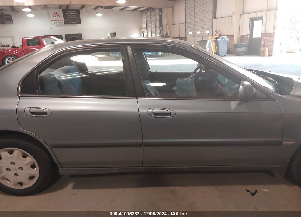 1996 HONDA ACCORD LX/EX VIN: 1HGCD563XTA141867