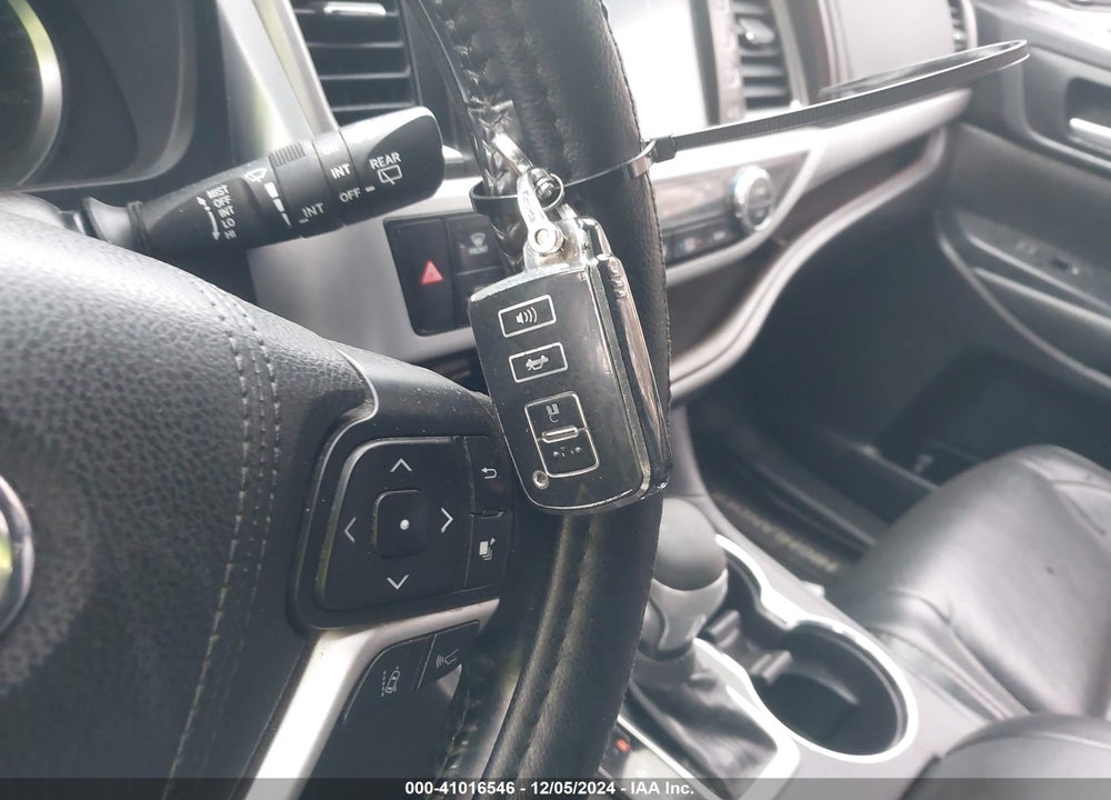 2017 TOYOTA HIGHLANDER XLE VIN: 5TDJZRFH2HS447417