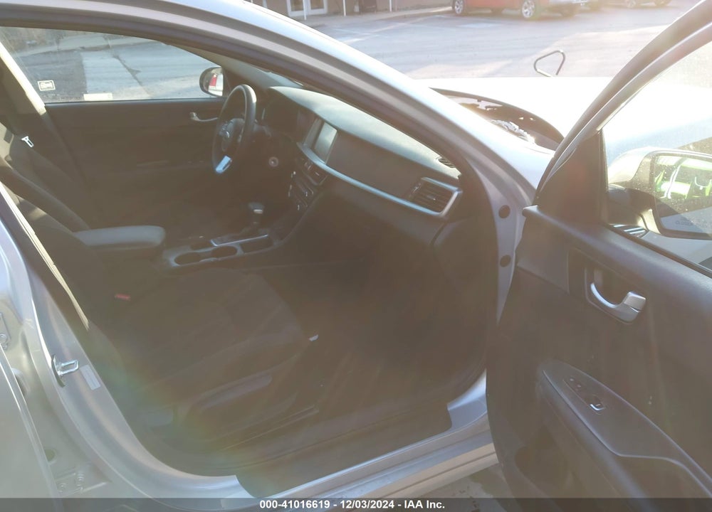 2019 KIA OPTIMA LX VIN: 5XXGT4L35KG322587