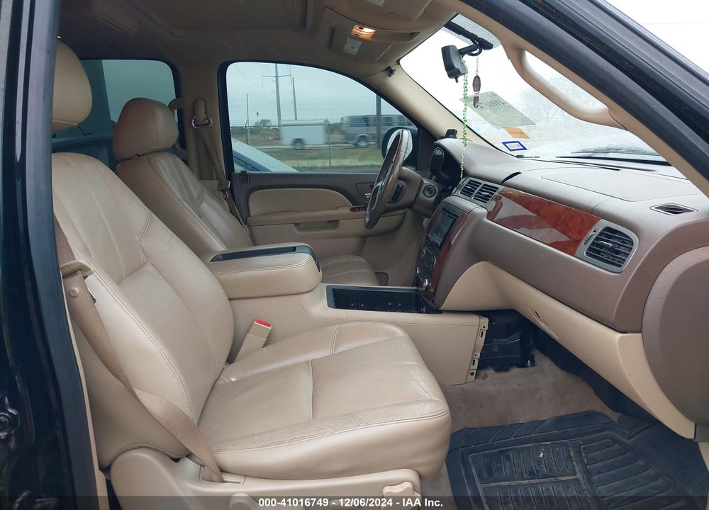 2010 CHEVROLET TAHOE LT VIN: 1GNUKBE03AR205106