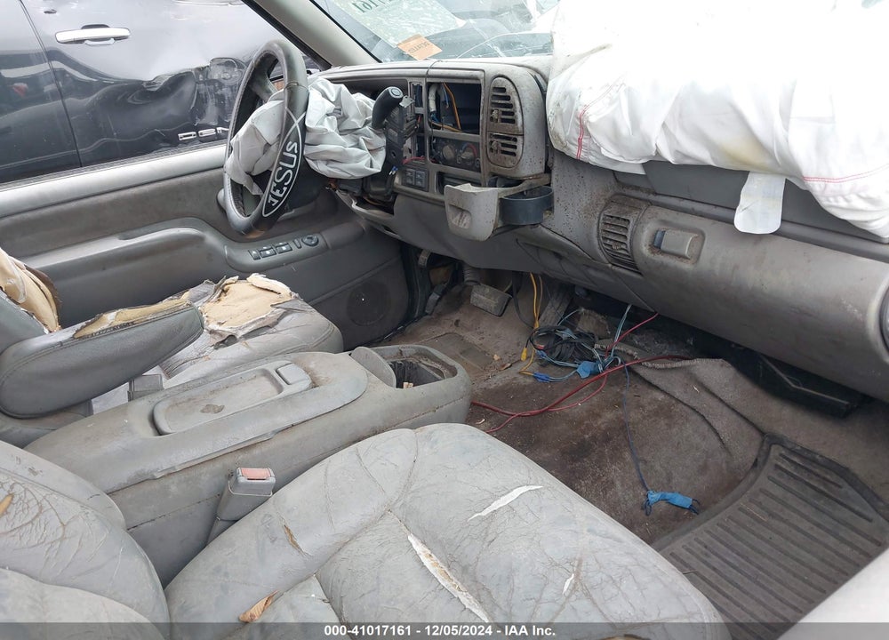 1999 CHEVROLET SUBURBAN 1500 LT VIN: 3GNFK16R7XG137157