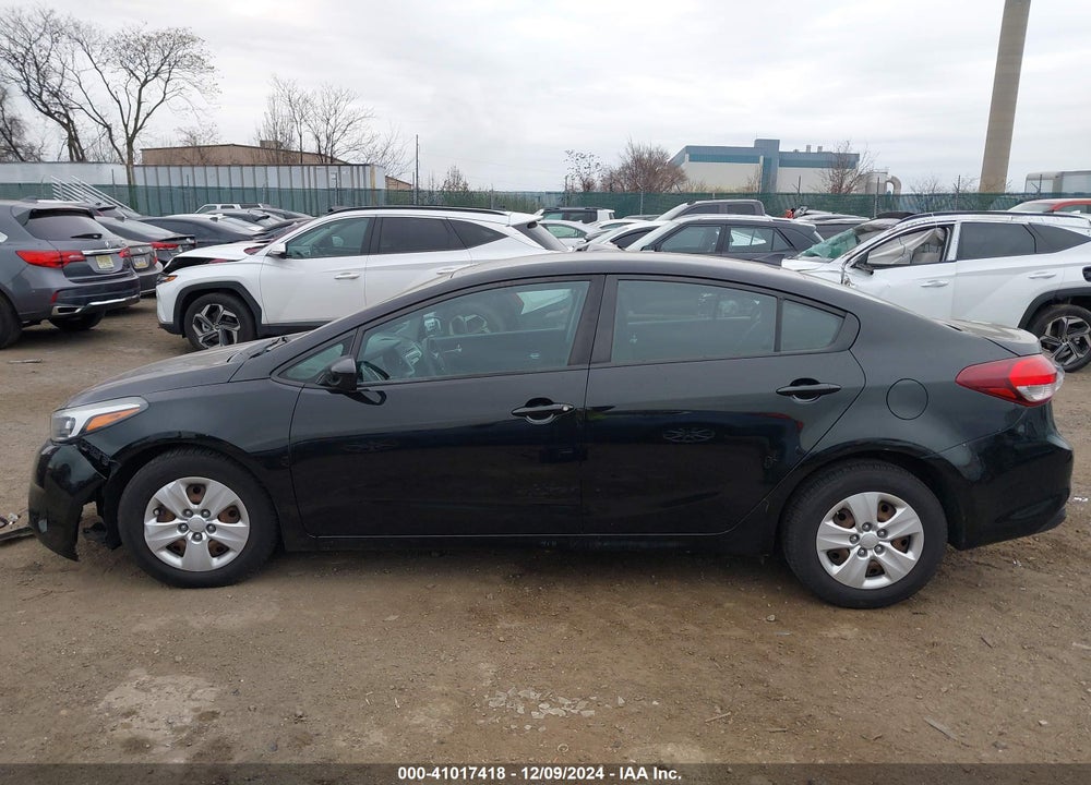 2017 KIA FORTE VIN: 3KPFK4A74HE014946