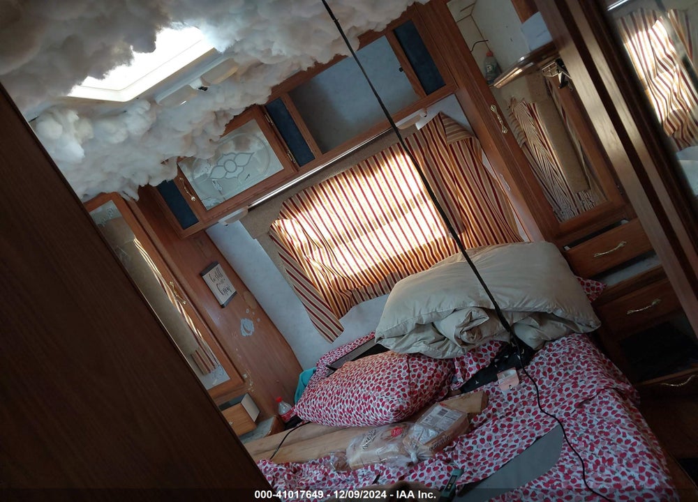 2000 KOMFORT M-2100 VIN: 1K52KTN27Y1024244