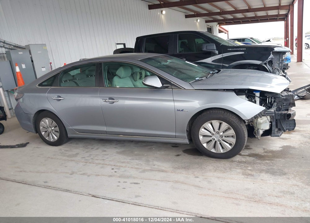 2017 HYUNDAI SONATA VIN: KMHE24L14HA048579