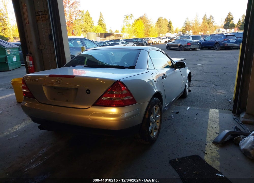 1998 MERCEDES-BENZ SLK 230 VIN: WDBKK47F4WF011110