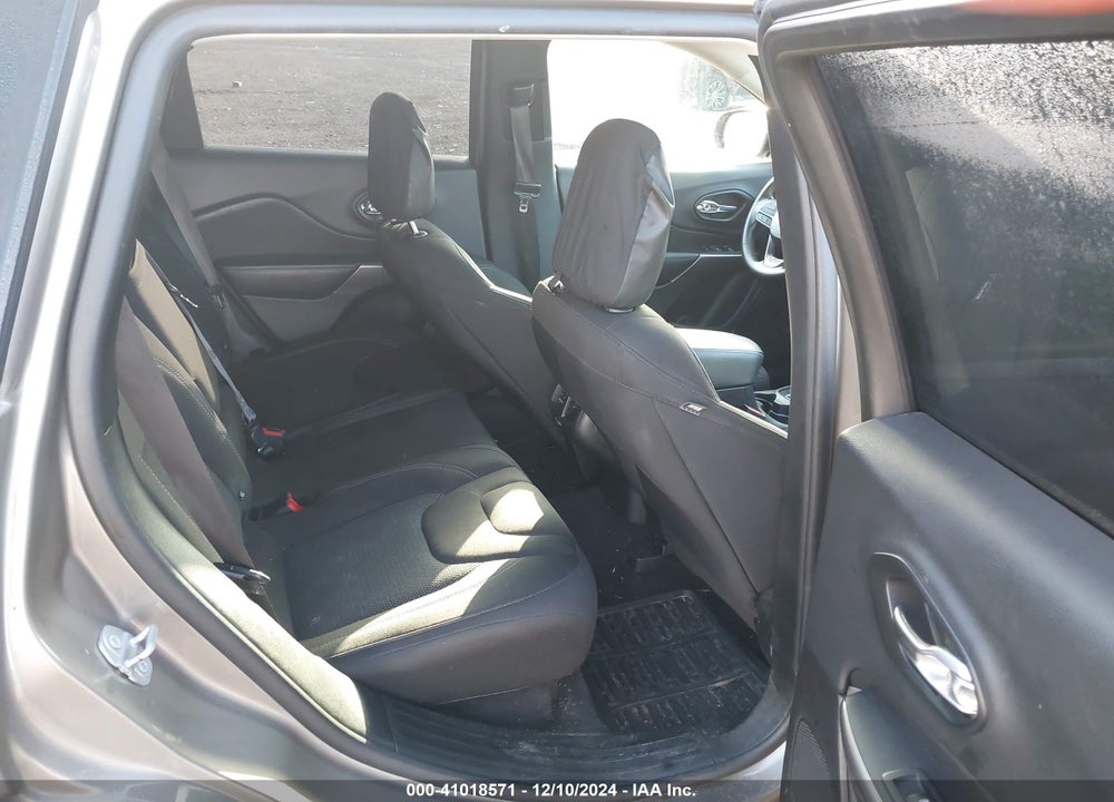 2019 JEEP CHEROKEE LATITUDE VIN: 1C4PJLCB5KD160381