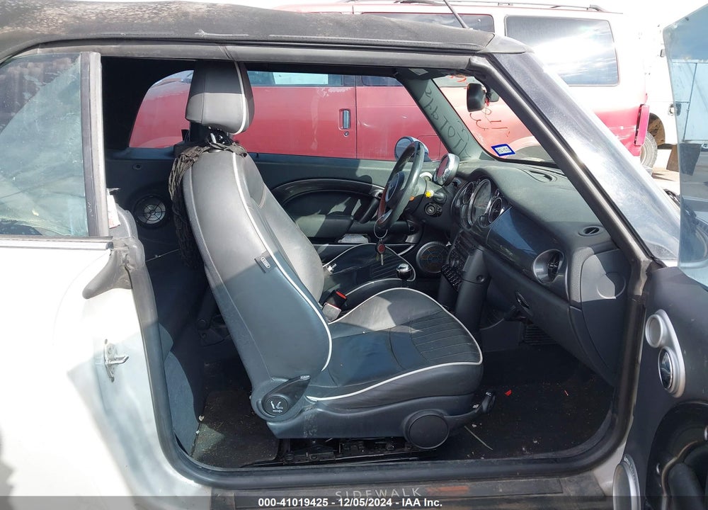 2008 MINI COOPER S VIN: WMWRH33578TU81686