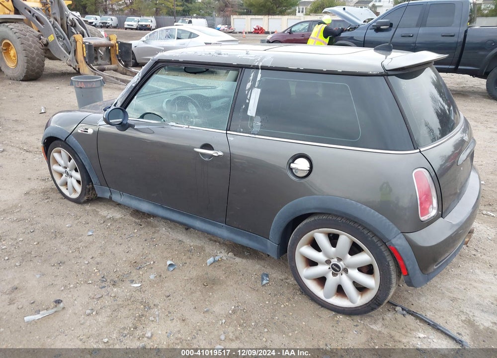 2006 MINI COOPER S VIN: WMWRE33566TN26543