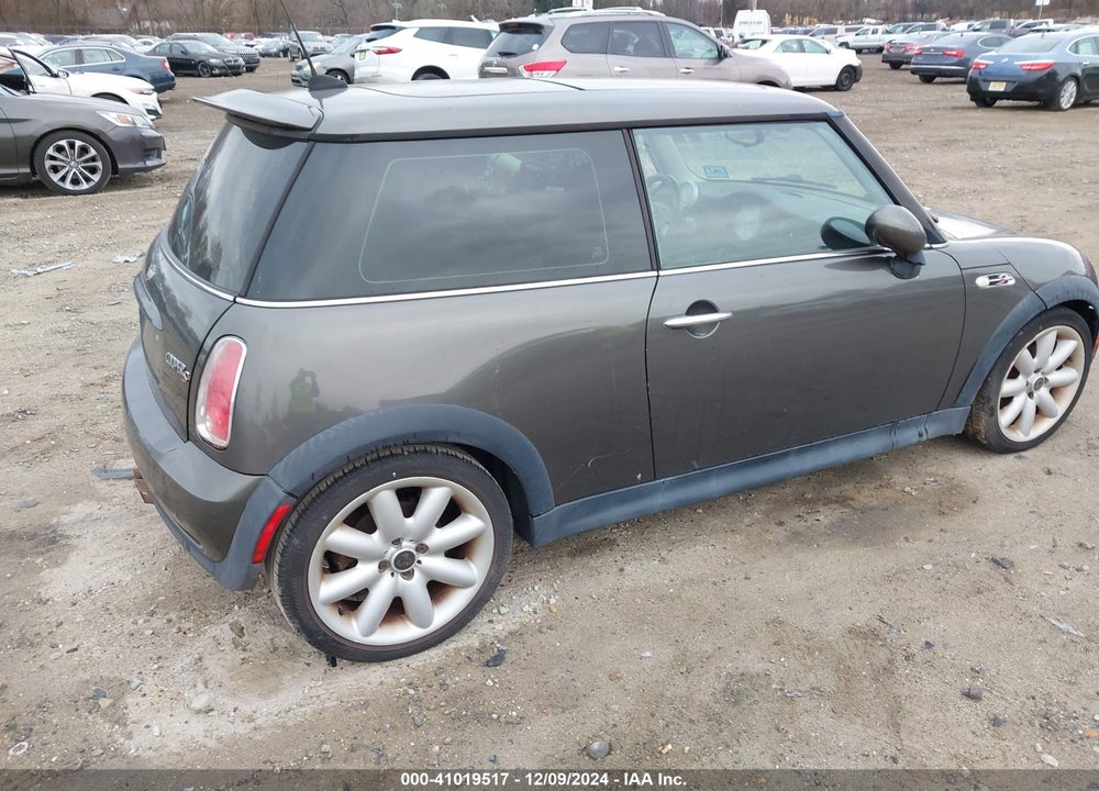 2006 MINI COOPER S VIN: WMWRE33566TN26543