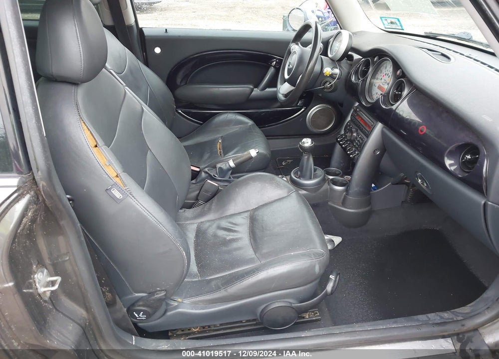 2006 MINI COOPER S VIN: WMWRE33566TN26543