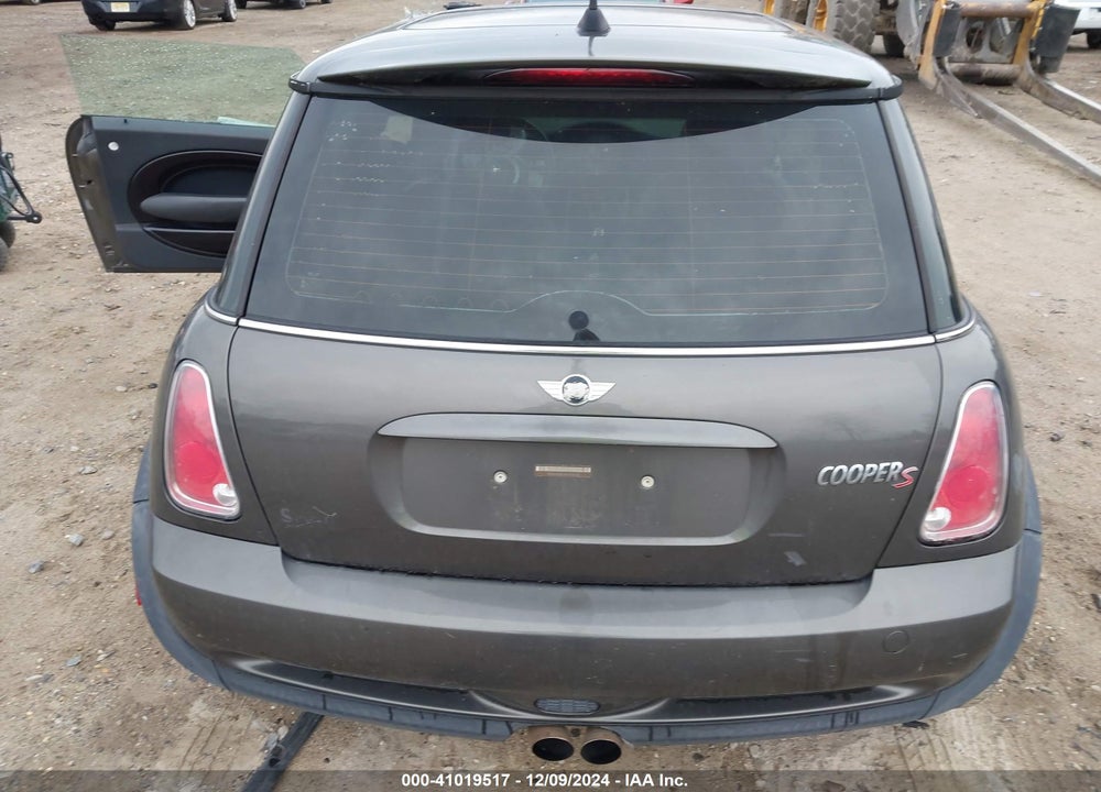 2006 MINI COOPER S VIN: WMWRE33566TN26543