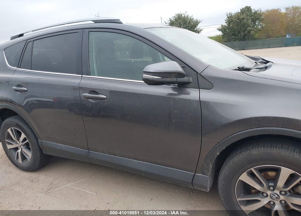 2017 TOYOTA RAV4 XLE VIN: 2T3RFREV9HW575185