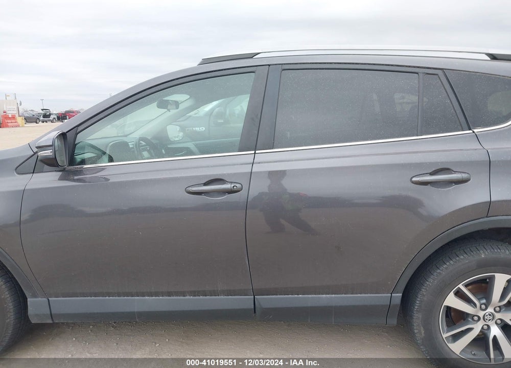 2017 TOYOTA RAV4 XLE VIN: 2T3RFREV9HW575185