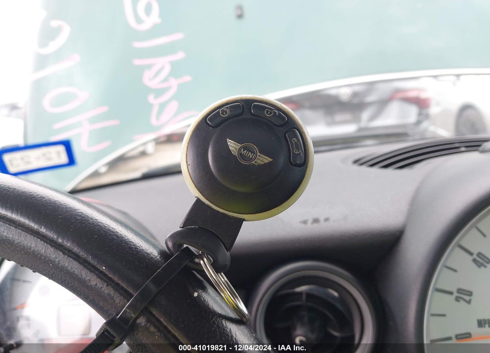 2009 MINI COOPER VIN: WMWMF33529TW75107