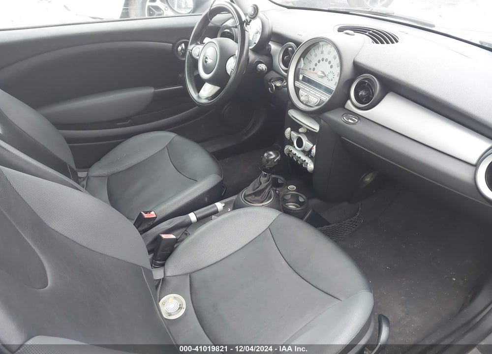 2009 MINI COOPER VIN: WMWMF33529TW75107
