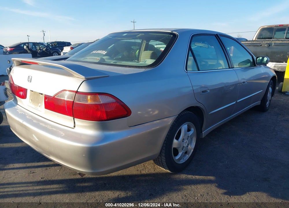 1998 HONDA ACCORD EX VIN: 1HGCG5652WA028525