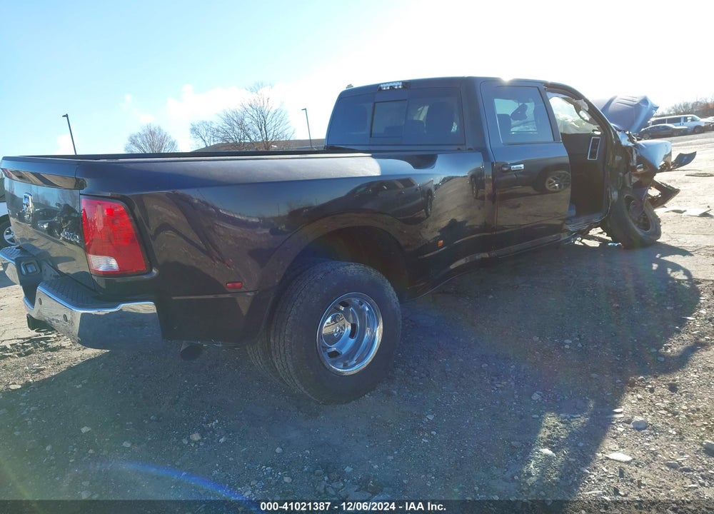 2017 RAM 3500 SLT  4X4 8' BOX VIN: 3C63RRHLXHG766824