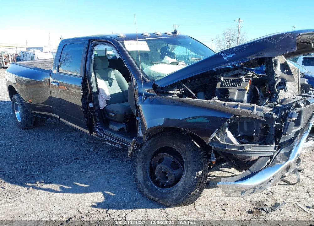 2017 RAM 3500 SLT  4X4 8' BOX VIN: 3C63RRHLXHG766824